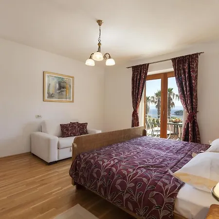 Villa Sleeps 8 Pool Air Con Wifi T739253