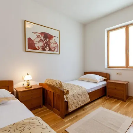 Villa Sleeps 8 Pool Air Con Wifi T739253 Sumartin