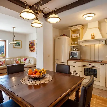 Villa Sleeps 8 Pool Air Con Wifi T739253 *
