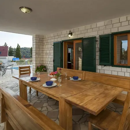 Villa Sleeps 8 Pool Air Con Wifi T739253 *