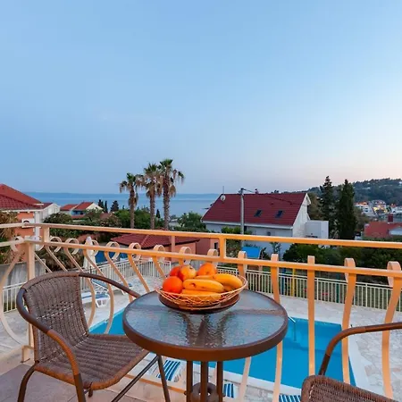 Villa Sleeps 8 Pool Air Con Wifi T739253 Sumartin