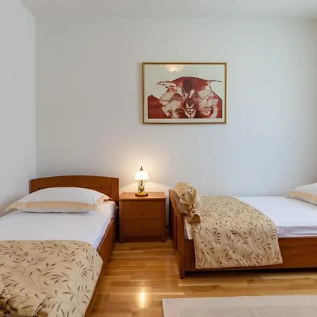 Sleeps 8 Pool Air Con Wifi T739253 Villa