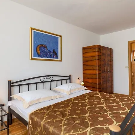 Villa Sleeps 8 Pool Air Con Wifi T739253 Sumartin