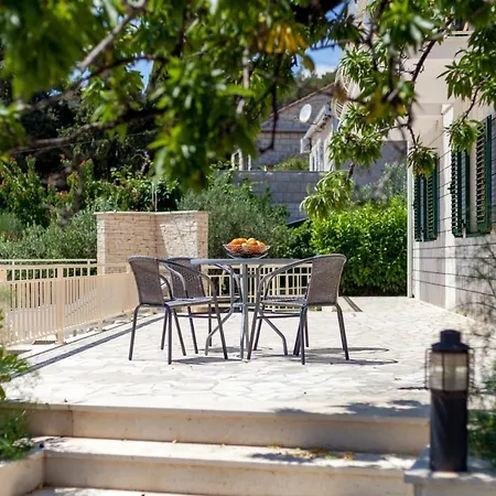 Villa Sleeps 8 Pool Air Con Wifi T739253