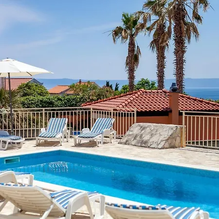 Villa Sleeps 8 Pool Air Con Wifi T739253 *