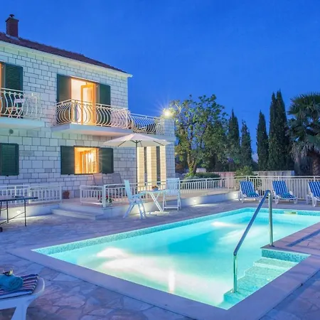Sleeps 8 Pool Air Con Wifi T739253 *